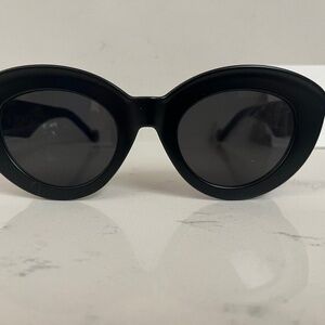 New Trendy Black or White cat eye sunglasses, New cat eye sunglasses w case/wipe